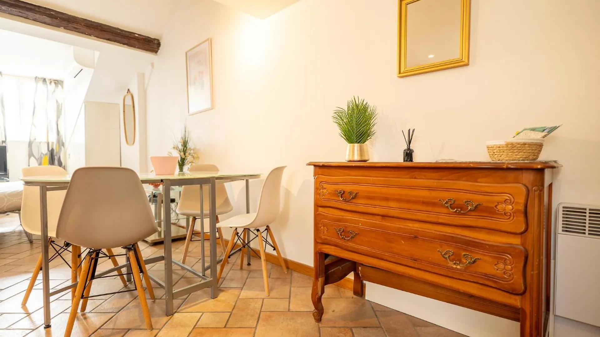 Gold Town Apartment Nice